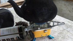 Китайская газовая плитка на большом баллоне пропана.