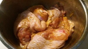 Запечённые куриные бедра с картофелем