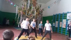 Танец парней 5 клас на новый год