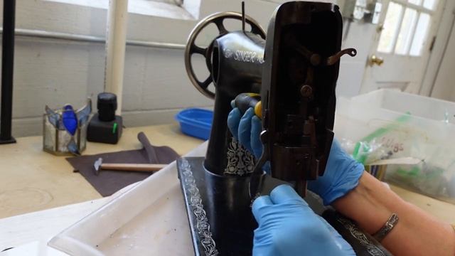 Taking apart a Singer 66 from 1910 for cleaning!