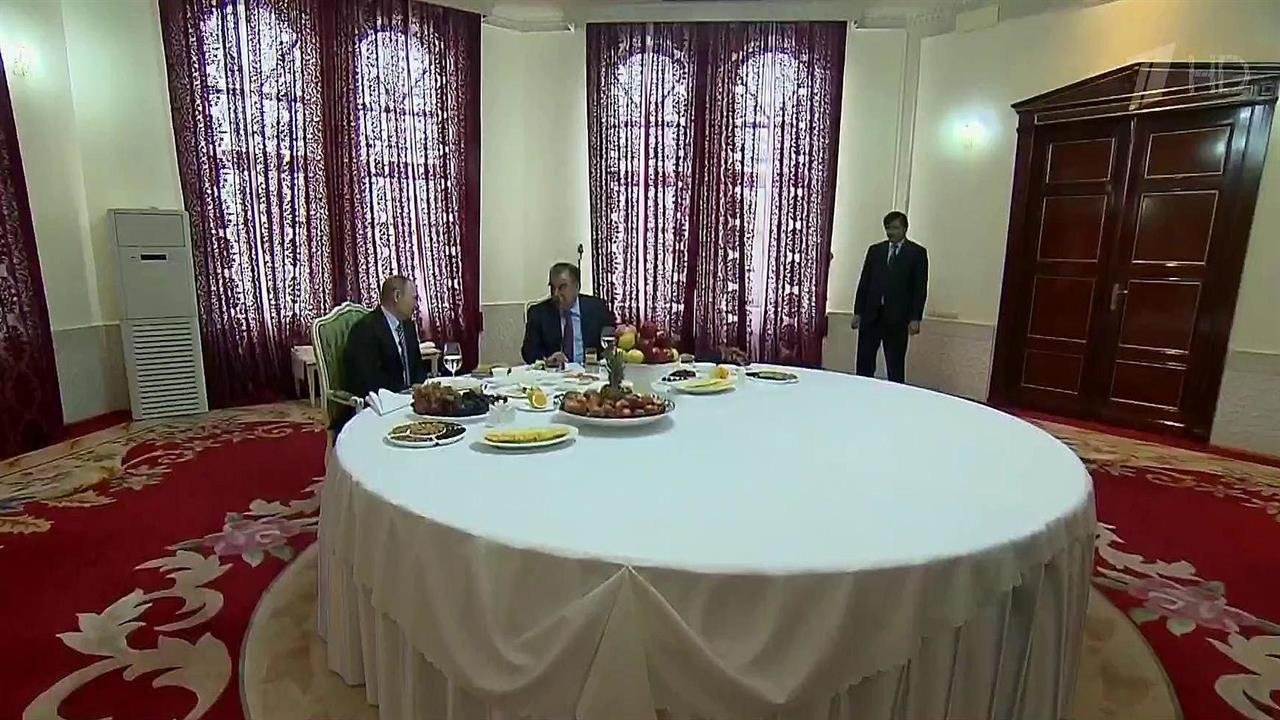 Президент Владимир Путин в Бишкеке проведет переговоры с президентом Киргизии Алмазбеком Атамбаевым