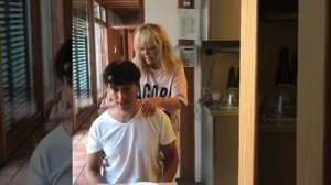 Алла Пугачева делает массаж Максиму Галкину