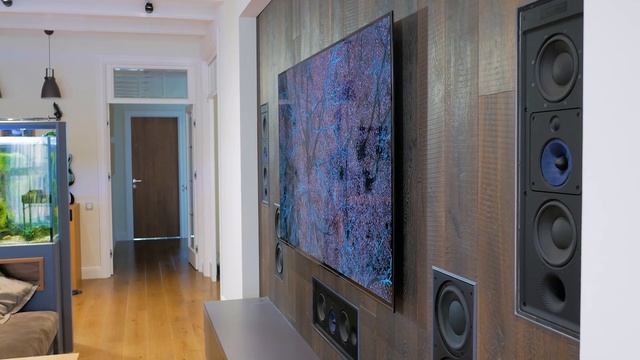 Прячем домашний кинотеатр с мультирумом в современной квартире