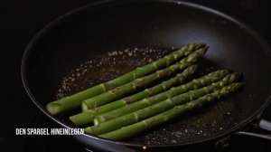 Gebratener grüner Spargel. Einfaches Rezept