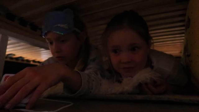 24 ЧАСА под Кроватью РОДИТЕЛЕЙ