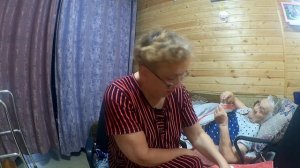 делаю укол маме.