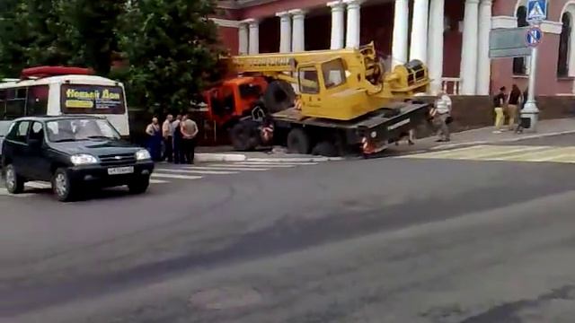 Иду я такой сегодня по Калуге и не пойму, на кой хрен кран на тротуар заехал? ))) смотреть онлайн