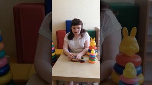 Как научить ребенка собирать пирамидку