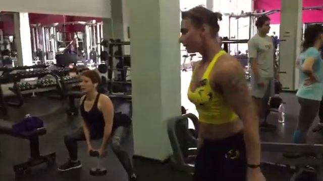 Суперсет на антагонисты, бицепс и трицепс подъём штанги на бицепс и разгибание рук с гантелями, лёж смотреть онлайн