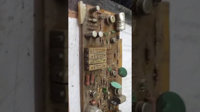 видео 1 разбор источника питания постоянного тока Б5-46 обзор на ценные радиодетали смотреть онлайн