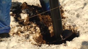 Монтаж фундамента на винтовых сваях под забор