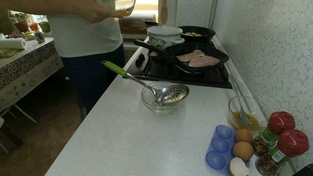 Тёплый салат с курицей и яйцом пашот смотреть онлайн