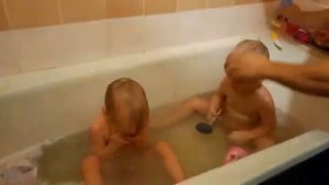 ДвойНяшки- купаемся ,моемся!