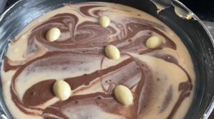 Пирог в сковороде с какао и киндер конфетками,вкусно и быстро!
