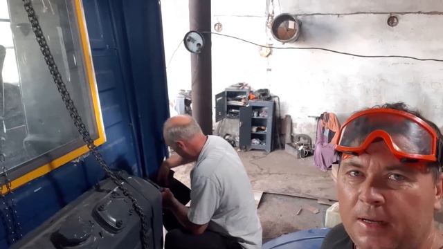 Установили окно.(Кировец К-700 с кабиной Renault Magnum) смотреть онлайн