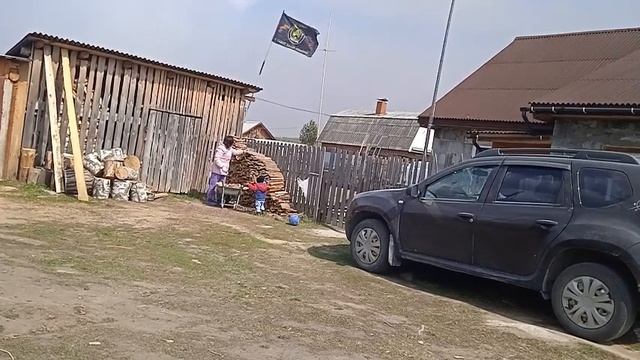распиливаем и убираем горбыль