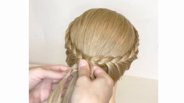 Как сделать прическу на средние волосы в домашних условиях/How to do a hairstyle for medium hair смотреть онлайн