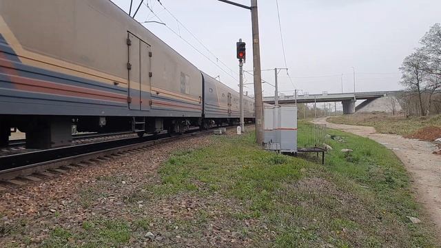 Электровоз ЭП1-221 с почтово-багажным поездом. смотреть онлайн