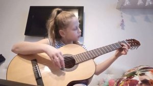 Играю на гитаре песня Как под горкой