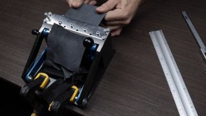 Двоильная машинка и мягкая кожа Козы. Шерфование кожи козы с помощью ручной двоильной машины.