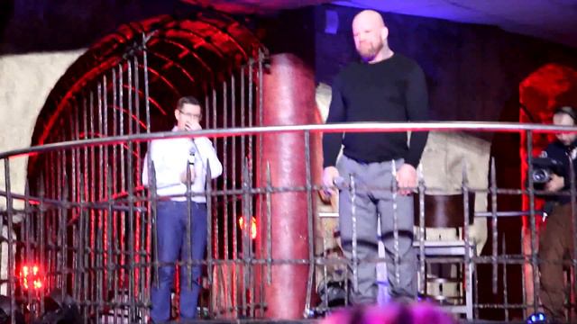 Великий и ужасный Джефф Монсон появляется на сцене Огней Уфы смотреть онлайн