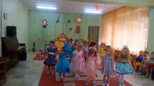 Танец куколок на празднике мам. Вторая младшая группа