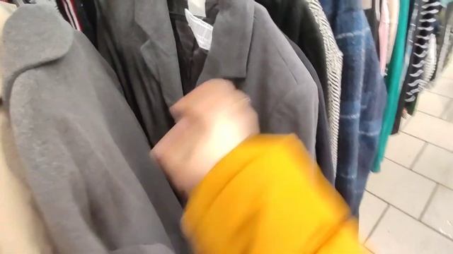 Распродажа в секонд-хенде скидка дня 70 Смотрим  что осталось