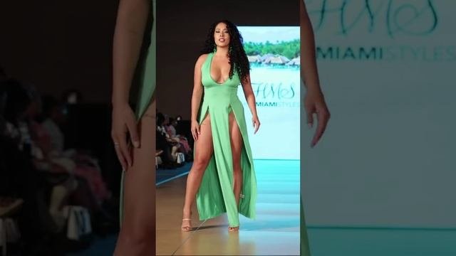 Фигуристая мулатка с аппетитными формами на подиуме!