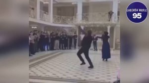 ПАРЕНЬ ТАНЦУЕТ ПРОСТО НЕРЕАЛЬНО ЧЕТКО