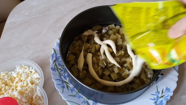Салат с курицей. Салат с курицей и яйцом. Салат с курицей и солеными огурцами. ПРОСТО и БЫСТРО!
