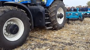 Трактор New Holland T8.380 и чизель глубокорыхлитель ЧГ-40В