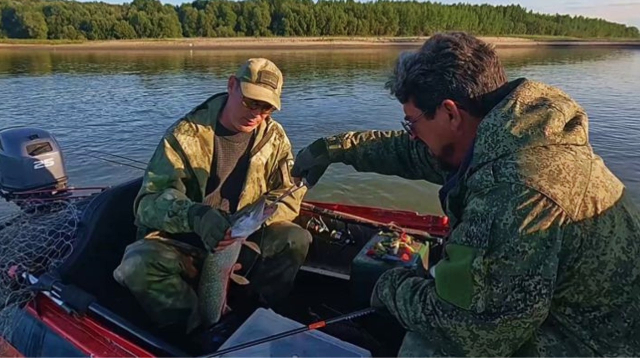 ПРОВОДИМ ВОСПИТАТЕЛЬНУЮ РАБОТУ, ВЫГУЛИВАЕМ ГОСТЯ ! Рыбалка на Оби ( Сузун ) 10 сентября 2023г.