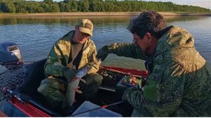 ПРОВОДИМ ВОСПИТАТЕЛЬНУЮ РАБОТУ, ВЫГУЛИВАЕМ ГОСТЯ ! Рыбалка на Оби ( Сузун ) 10 сентября 2023г.
