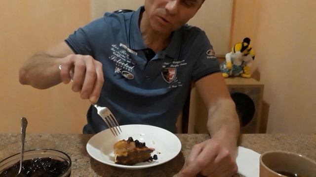 МУКБАНГ / ТВОРОЖНАЯ ЗАПЕКАНКА СО СГУЩЕНКОЙ / Сырная запеканка с вареньем из ИРГИ / Яблочное варенье смотреть онлайн