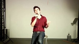 Молодой парень хорошо поет