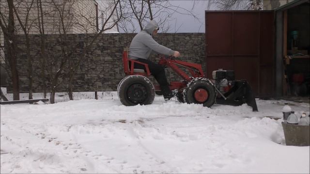 Мотоблок МТЗ. Чищу снег с помощью самодельного адаптера. смотреть онлайн