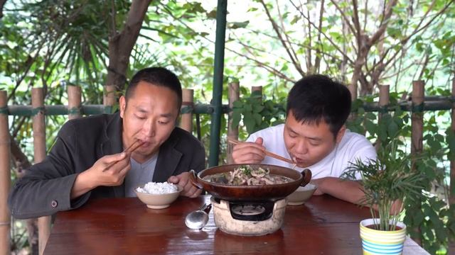 秋季要滋補，老弟做一鍋“甲魚燉豬肚”，湯汁濃白，這樣吃才痛快！ 【鐵鍋視頻】