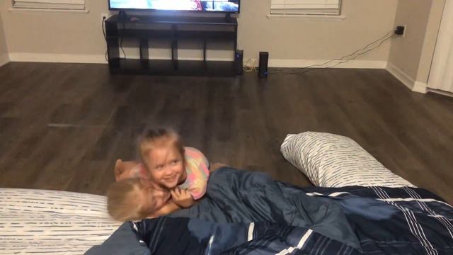 Маша и Даша валяют дурака! Masha and Dasha play the fool! смотреть онлайн