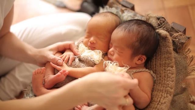 За кадром / Новорожденные Близнецы смотреть онлайн