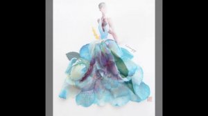 Девушки в платьях из цветов.