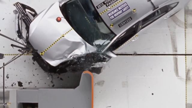 2013 Volkswagen Passat driver-side small overlap IIHS crash test смотреть онлайн