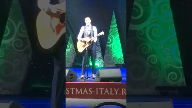 Федерико Арнальди, на итальянском рождественском Фестивале поёт песню o bella ciao! 🇮🇹 смотреть онлайн