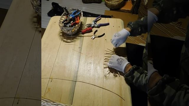 Плетение овальной хлебницы из ивового прута. Плетение донышка. смотреть онлайн