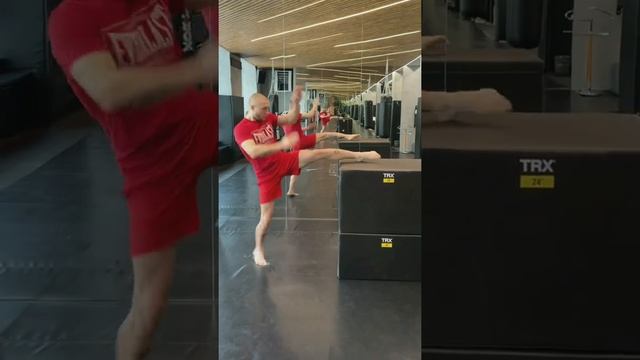 Как научиться бить ногами? #shorts смотреть онлайн