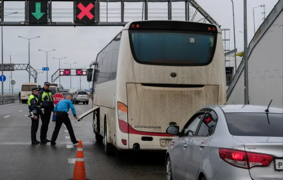 Как проходит досмотр на крымском мосту. Пункт досмотра крымский мост. крымский мост 2025. крымский мост досмотр. крымский мост досмотр машин.