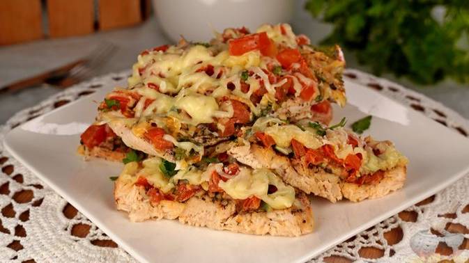 Вкусная альтернатива привычным отбивным.
ФИЛЕ С ПОМИДОРАМИ И СЫРОМ В ДУХОВКЕ