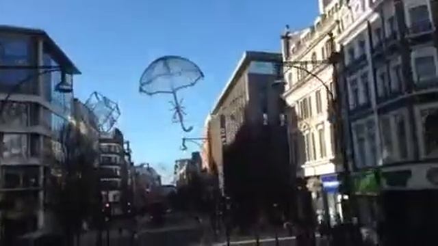Со второго этажа автобуса в Лондоне.