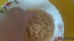 Суп с фрикадельками, жареными макаронами и укропом