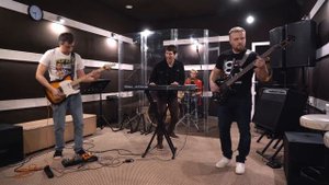 Сергей Чумаков 2020 -  официальное промо видео. Репетиция. На сцене во время выступления 5 человек.