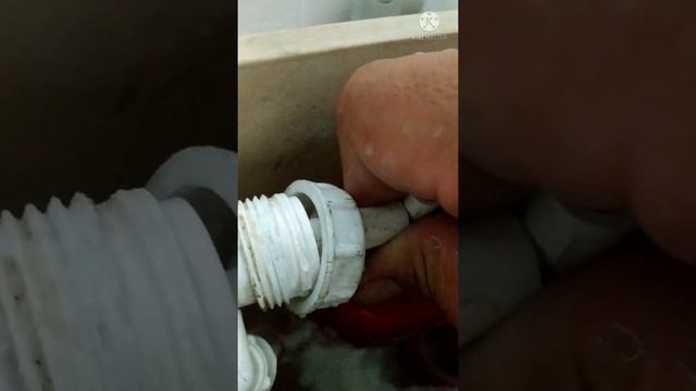 Почему вода брызгается со сливного крана? Проблема унитаза смотреть онлайн